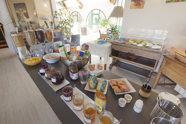 Bữa sáng buffet hàng ngày với phụ phí nhỏ