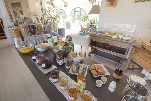 Daily buffet breakfast for a fee