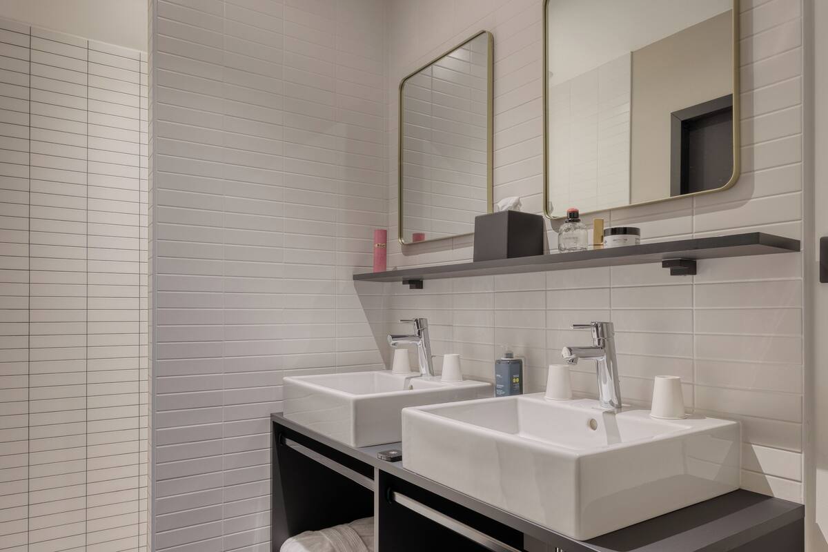 suite | desk, soundproofing, free wifi