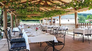 Déjeuner et dßner servis sur place, spécialités Cuisine française