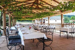 Lunch and dinner served, French cuisine