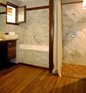 Junior Suite, Park View | Bathroom | Free toiletries