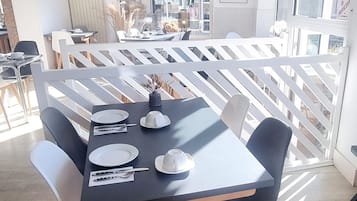 Desayuno buffet diario (EUR 12.5 por persona)