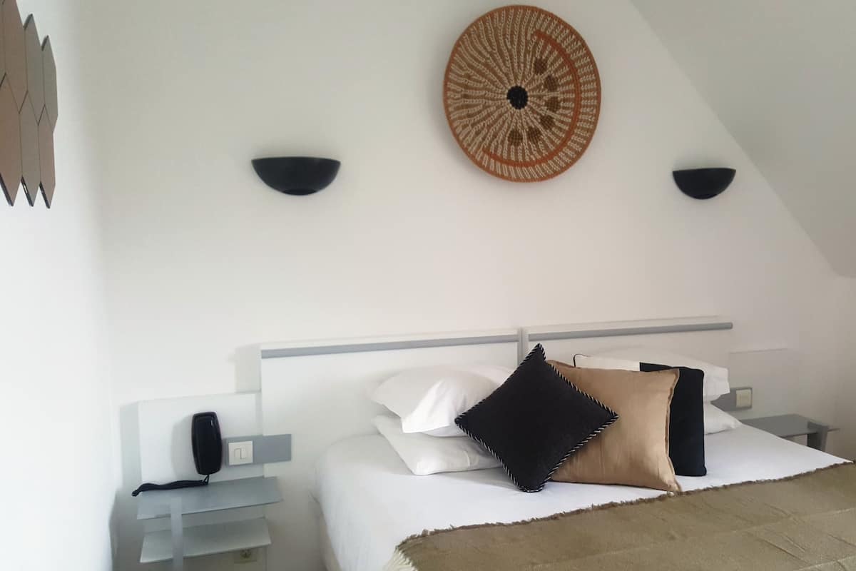 Habitación superior con 1 cama matrimonial o 2 individuales, vista a la ciudad | Ropa de cama hipoalergénica y decoración personalizada