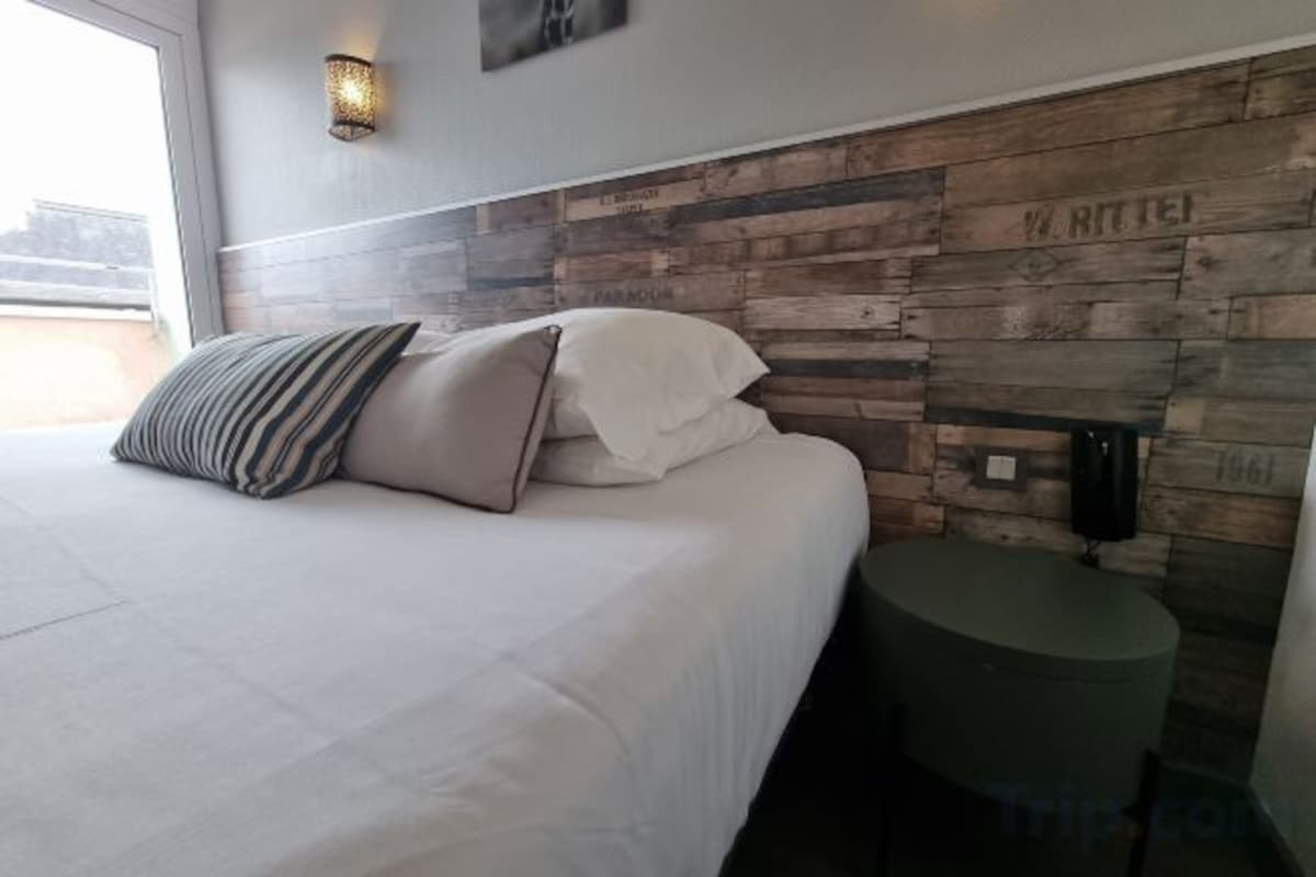 Hypo-allergenic bedding available, desk, laptop workspace