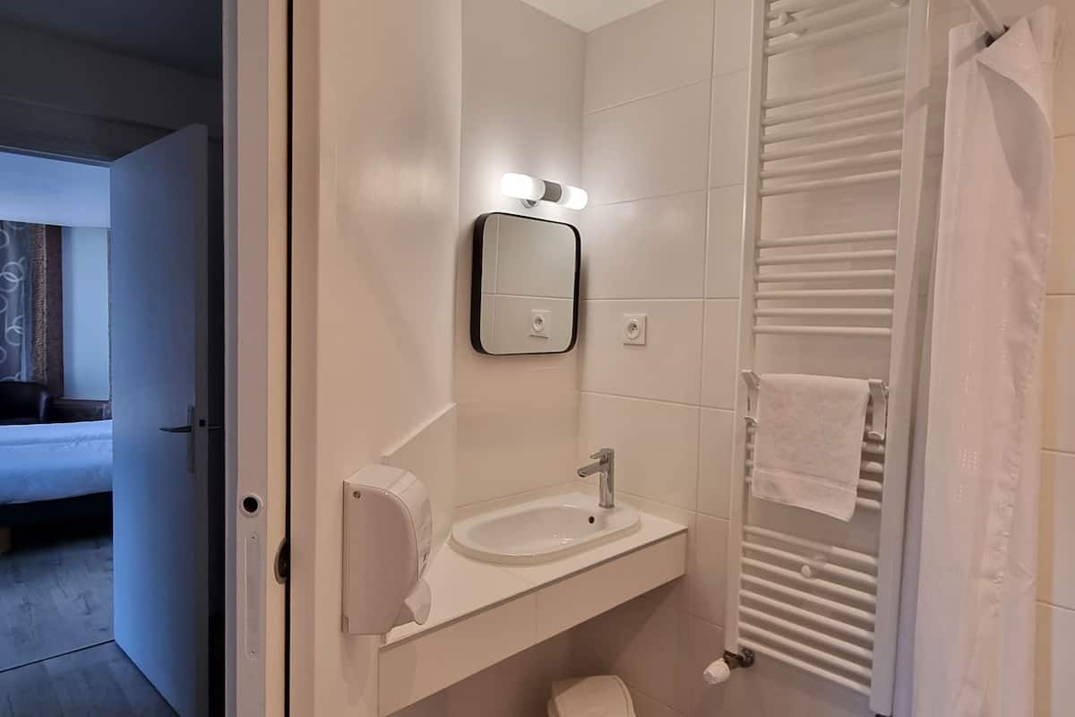 family room | bathroom | eco-friendly toiletries, hair dryer, towels, soap