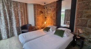 Hypo-allergenic bedding, individually decorated, individually furnished - Hotel de L'Europe (Perros-Guirec)