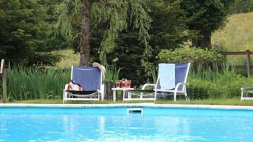 Piscine extérieure, chaises longues