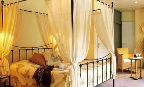 In-room safe, blackout curtains, free WiFi, bed sheets
