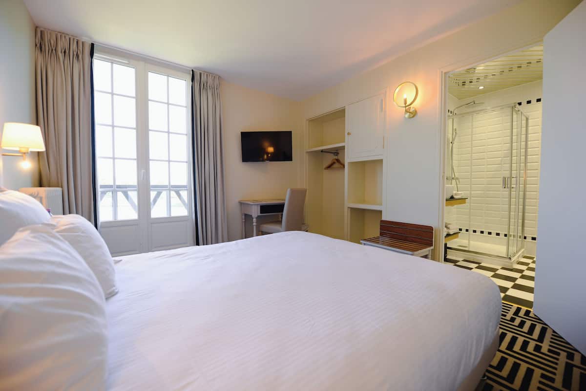 classic double or twin room | desk, soundproofing, free wifi, bed sheets