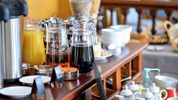 Desayuno continental diario (EUR 15 por persona)