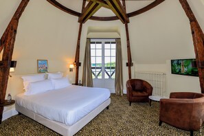 Habitación superior con 1 cama doble o 2 individuales | Escritorio, sistema de insonorización, wifi gratis y ropa de cama