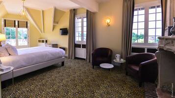 Escritorio, sistema de insonorización, wifi gratis y ropa de cama