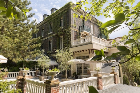 Façade de l’hébergement. Belle-Isle sur Risle - Chateau Hotel & Spa