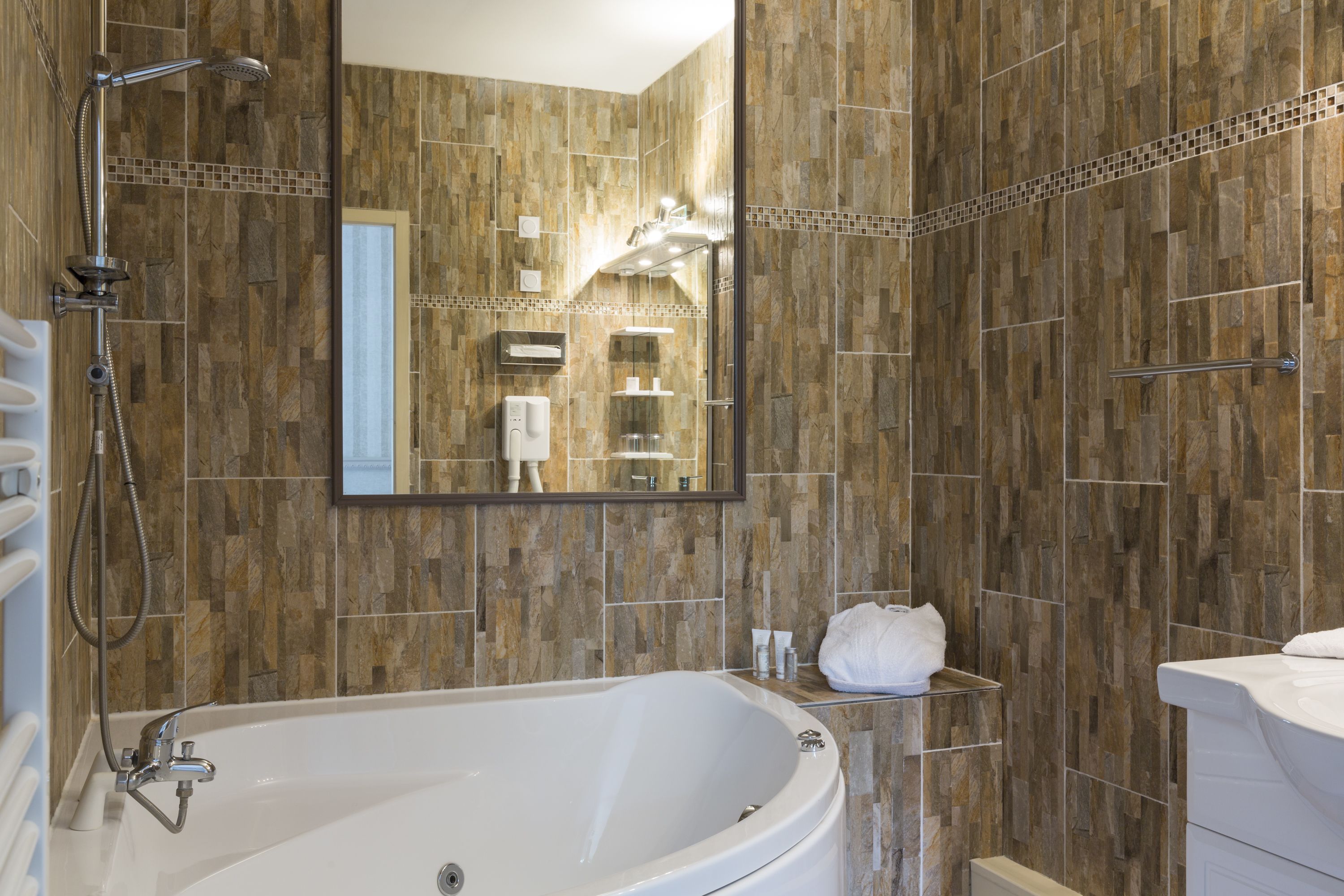 standard suite | bathroom | free toiletries, towels