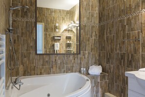 Suite Standard | Salle de bain | Articles de toilette (gratuits), serviettes fournies
