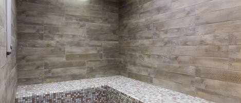 Un baño con paredes de madera y un banco empotrado de baldosas.