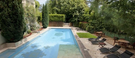 Una piscina techada, una piscina al aire libre