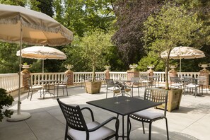Terrace/patio - Belle-Isle sur Risle - Chateau Hotel & Spa (Pont-Audemer)