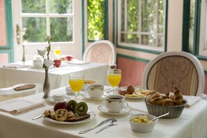 Daily buffet breakfast (EUR 21 per person) - Belle-Isle sur Risle - Chateau Hotel & Spa (Pont-Audemer)
