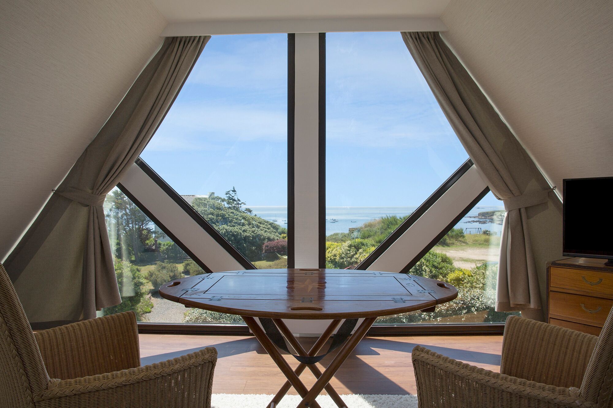 suite | premium bedding, in-room safe, blackout curtains, soundproofing