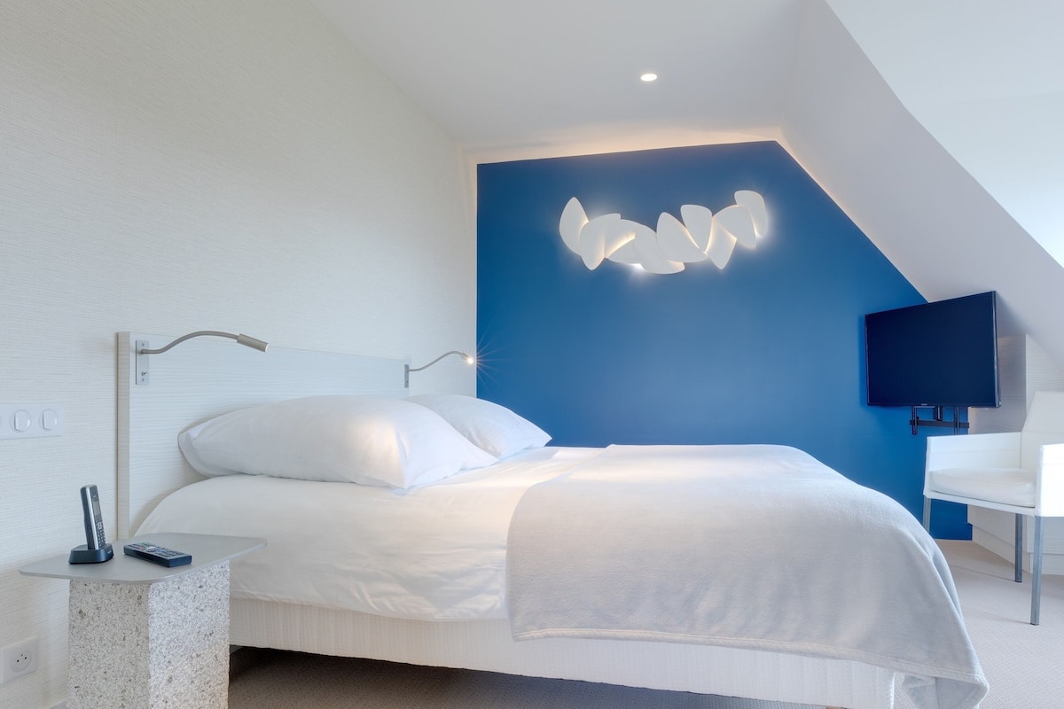 suite | premium bedding, in-room safe, blackout curtains, soundproofing