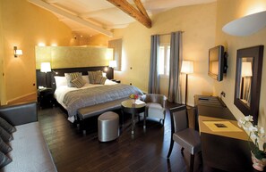 Suite | In-room safe, desk, soundproofing, iron/ironing board - La Maison Chabran - Hôtel Restaurants (Pont-de-l'Isere)