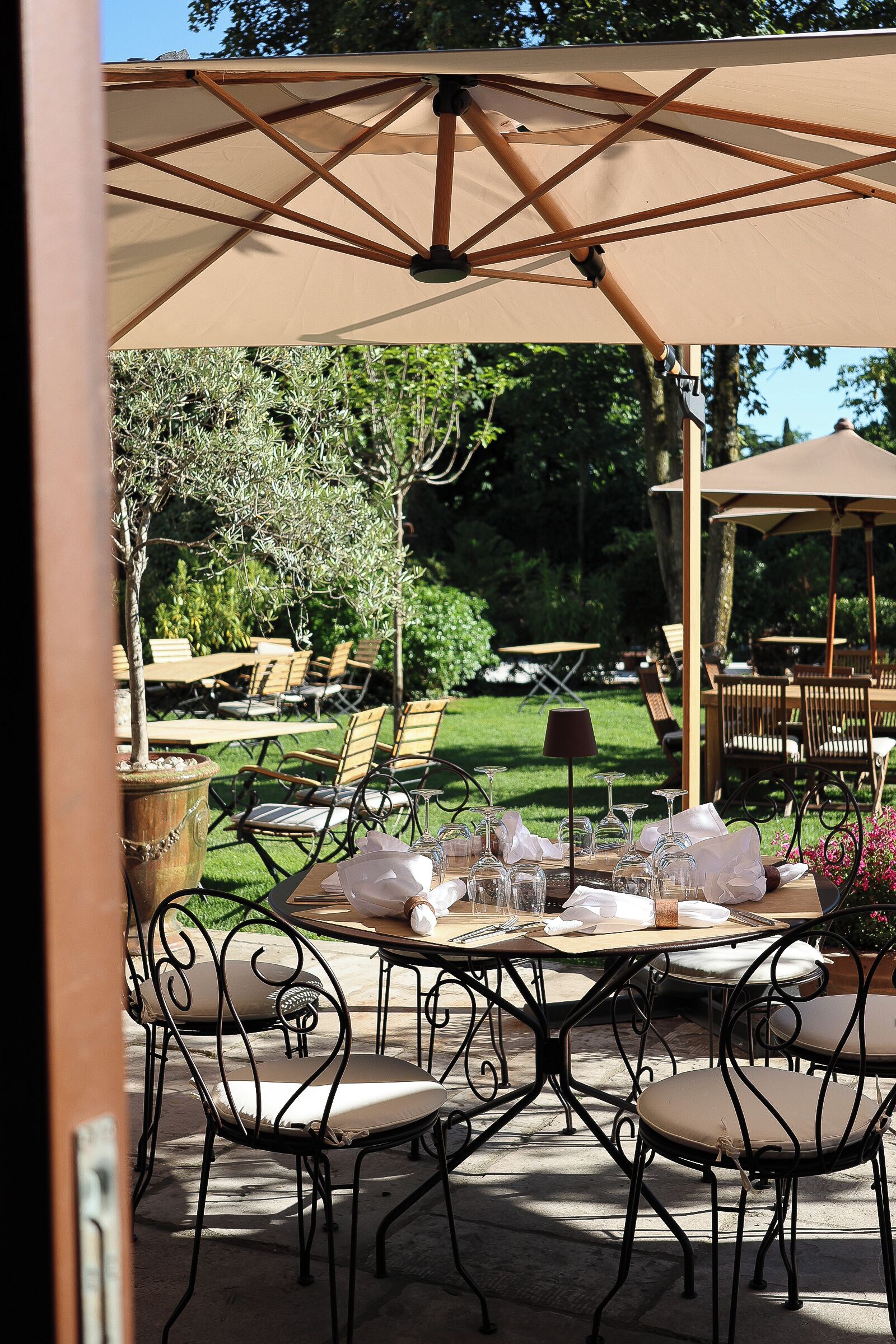 2 restaurants, breakfast, lunch, dinner served; french cuisine