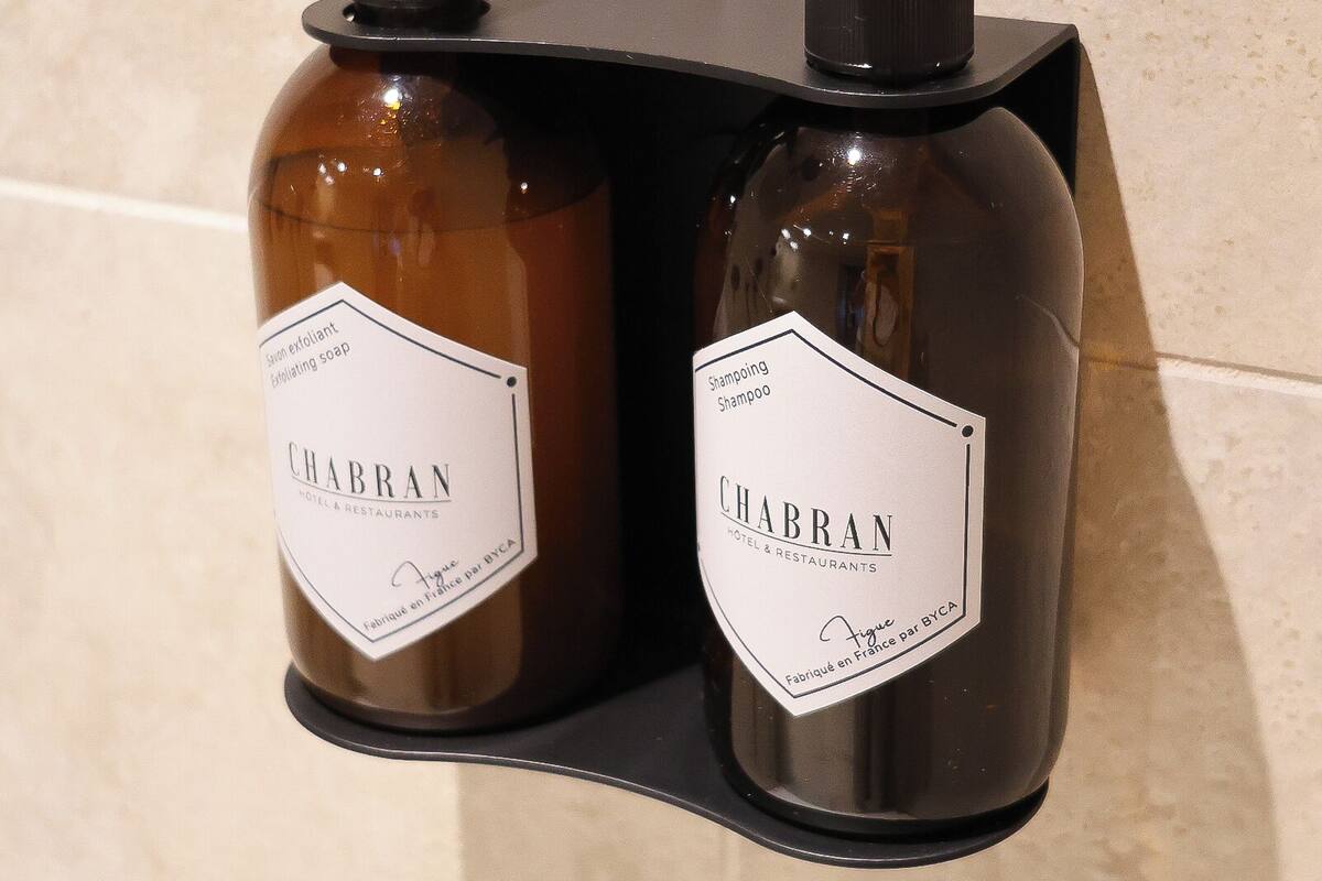 room (intermédiaire nouvelle ère) | bathroom | hair dryer, towels