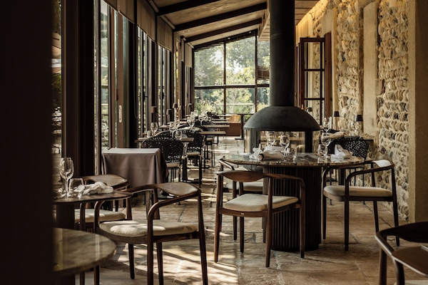 2 restaurants; breakfast, lunch, and dinner served