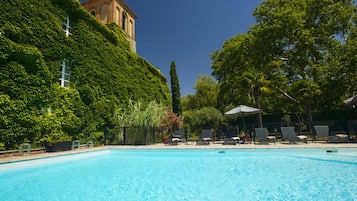 Seasonal outdoor pool, pool loungers