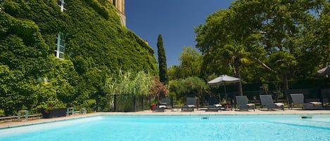 Seasonal outdoor pool, pool loungers