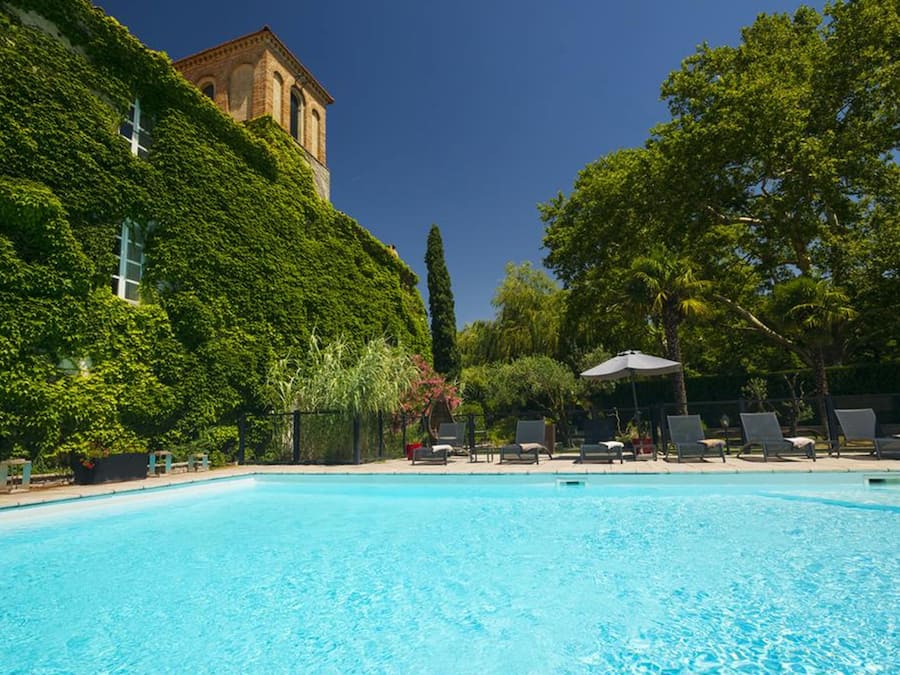 Piscine extérieure (ouverte en saison), chaises longues