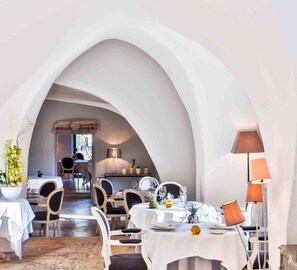 2 restaurants, lunch, dinner served; Regional cuisine