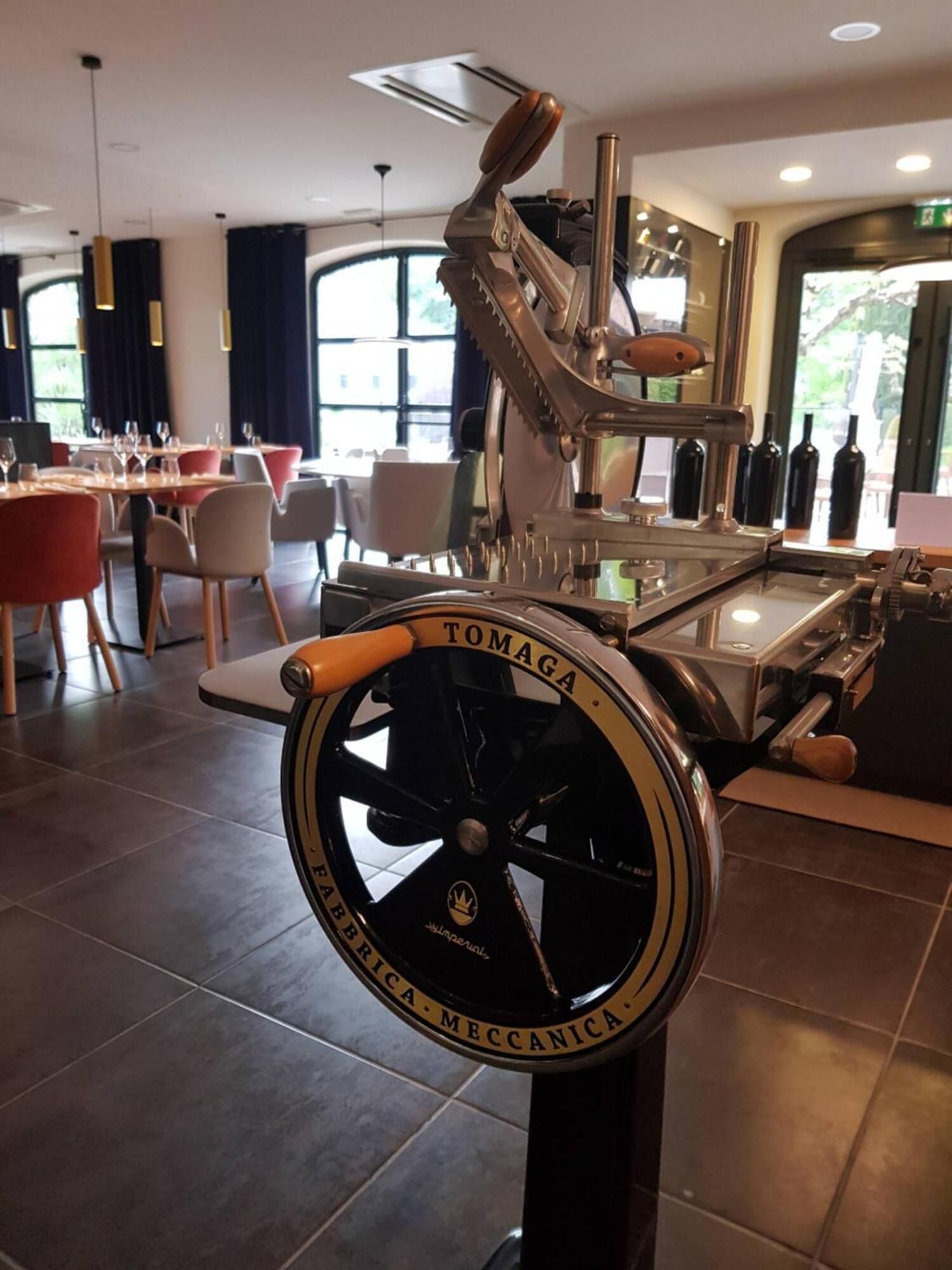 2 restaurants, lunch, dinner served; regional cuisine