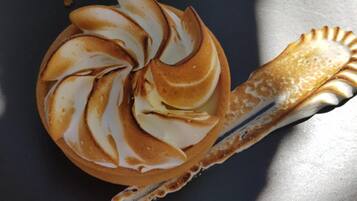 Un dessert servi dans une assiette.