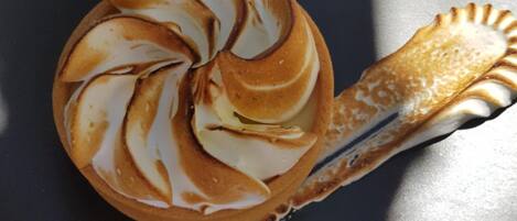 Un postre en un plato.