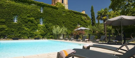 Piscina externa sazonal, funciona das 8h às 20h, espreguiçadeiras