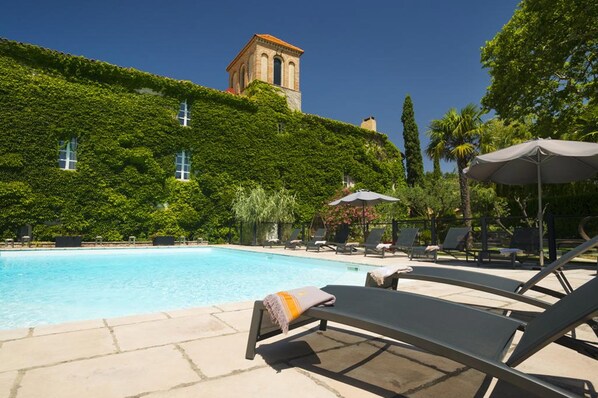 Seasonal outdoor pool, open 8:00 AM to 8:00 PM, pool loungers