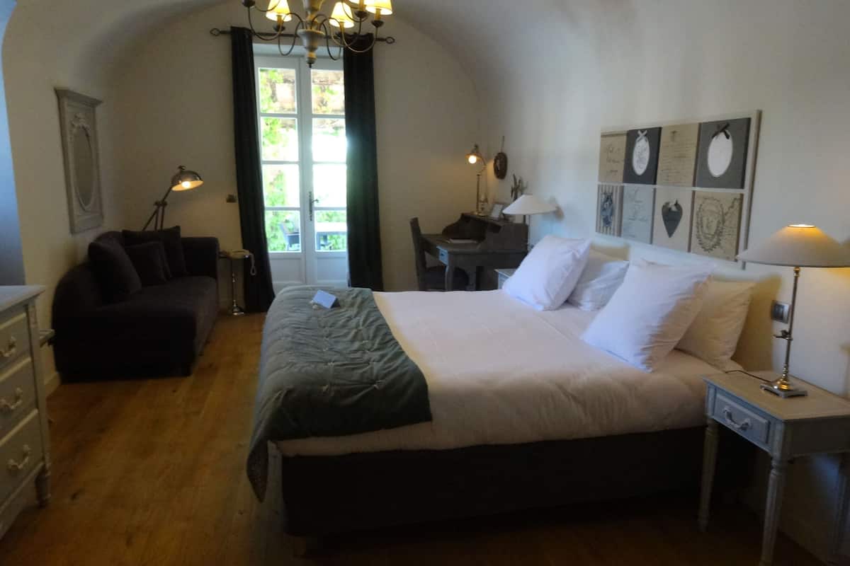 suite | 1 bedroom, premium bedding, minibar, individually decorated