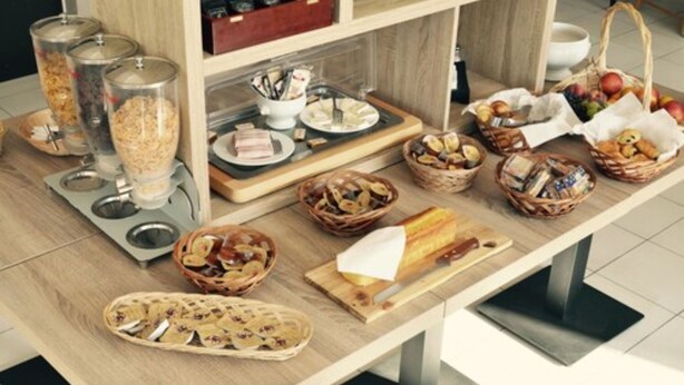 Un bufé de desayuno con diferentes alimentos y recipientes.