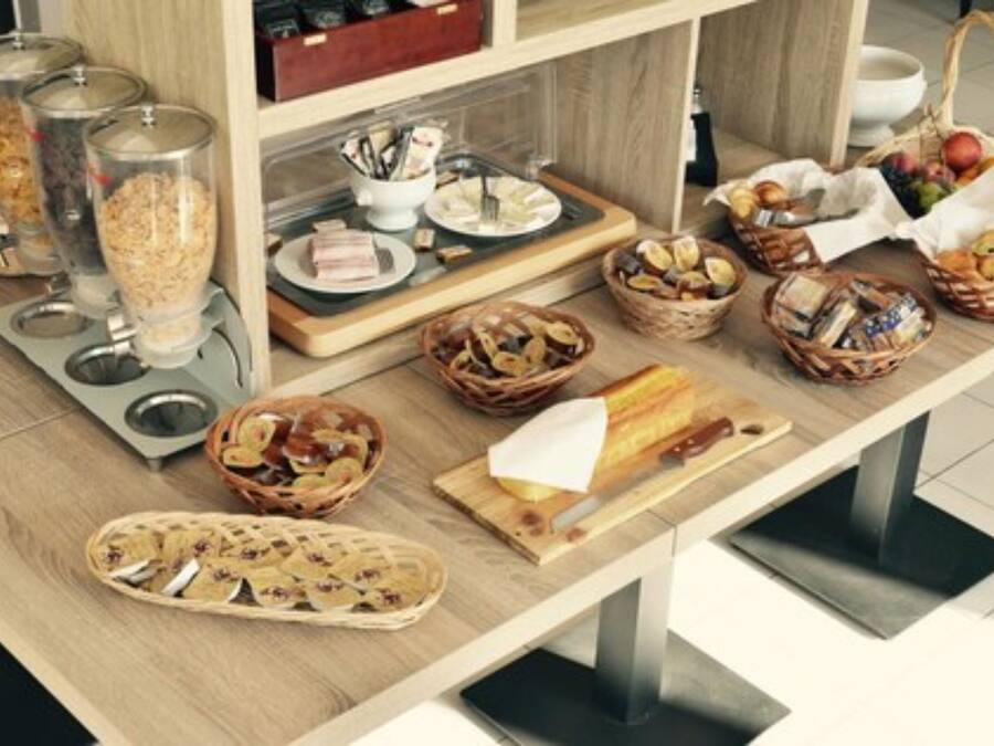 Daily buffet breakfast (EUR 12.10 per person)