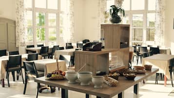 Café da manhã com buffet todos os dias mediante uma taxa