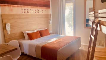 Escritorio, cortinas blackout, wifi gratis y ropa de cama