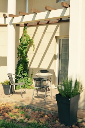Terrace/patio - Le Mas des Ponts d'Arles (Fourques)