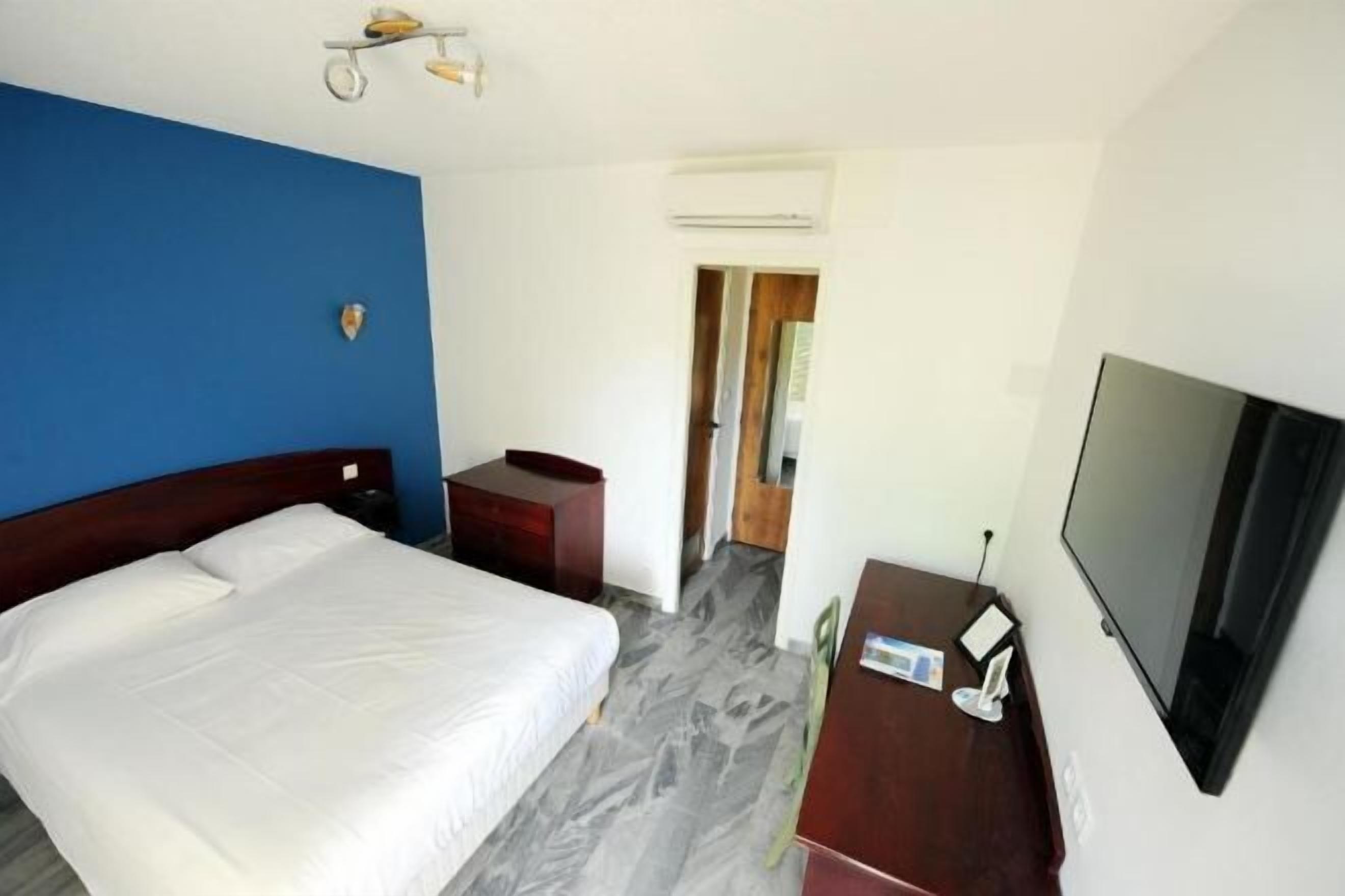 Ropa de cama de alta calidad y minibar 