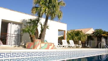 Outdoor pool, pool loungers