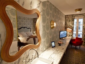 Premium bedding, down duvets, minibar, in-room safe - Hotel Thoumieux (Paris)