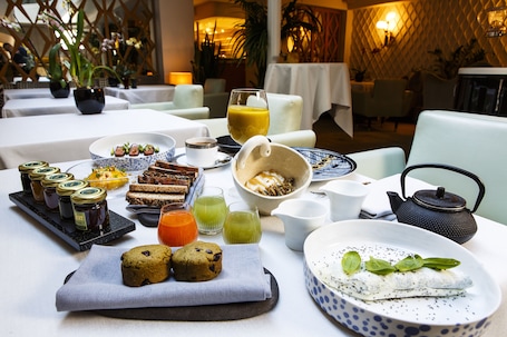 Daily continental breakfast (EUR 22 per person)
