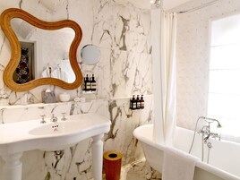 Habitación Deluxe doble | Ropa de cama de alta calidad, edredones de plumas, minibar y caja fuerte